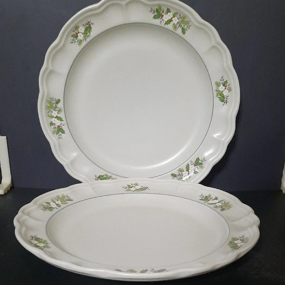 Set of 2 Pfaltzgraff White Dinner Plate with Holly and Red Berry Accents - Picture 12 of 13